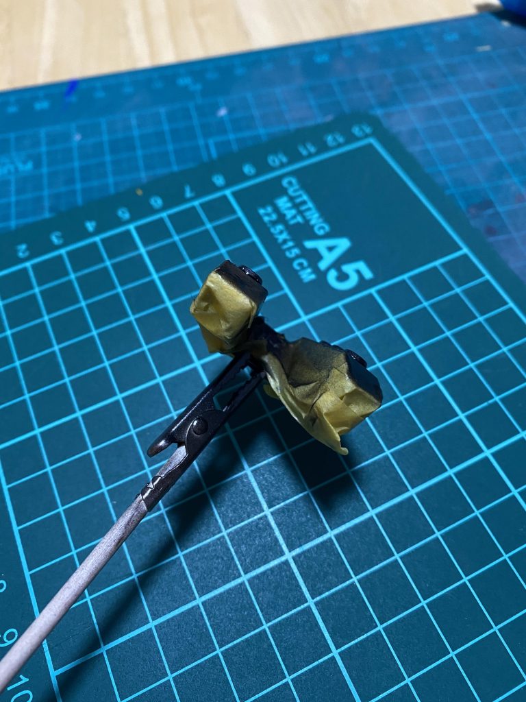 一番大変だったのは、SDシリーズは今まで作ってきたキットと大違いで、部品が全然分かれてないので、塗り分けするのに行ったマスキング作業ですね！笑画像はバックパックのファンネル部分ですが...ほとんどの箇所でマスキング地獄でした😂笑今回制作してみて、制作技術も塗装技術もまだまだだなあとすごく感じましたが、初めての事にチャレンジするのってすごく楽しいなと気が付かせてくれるいいキットでした！今回も素人の制作に最後までお付き合いくださりありがとうございました！これからも、もっと頑張りますので今後とも宜しくお願いします！