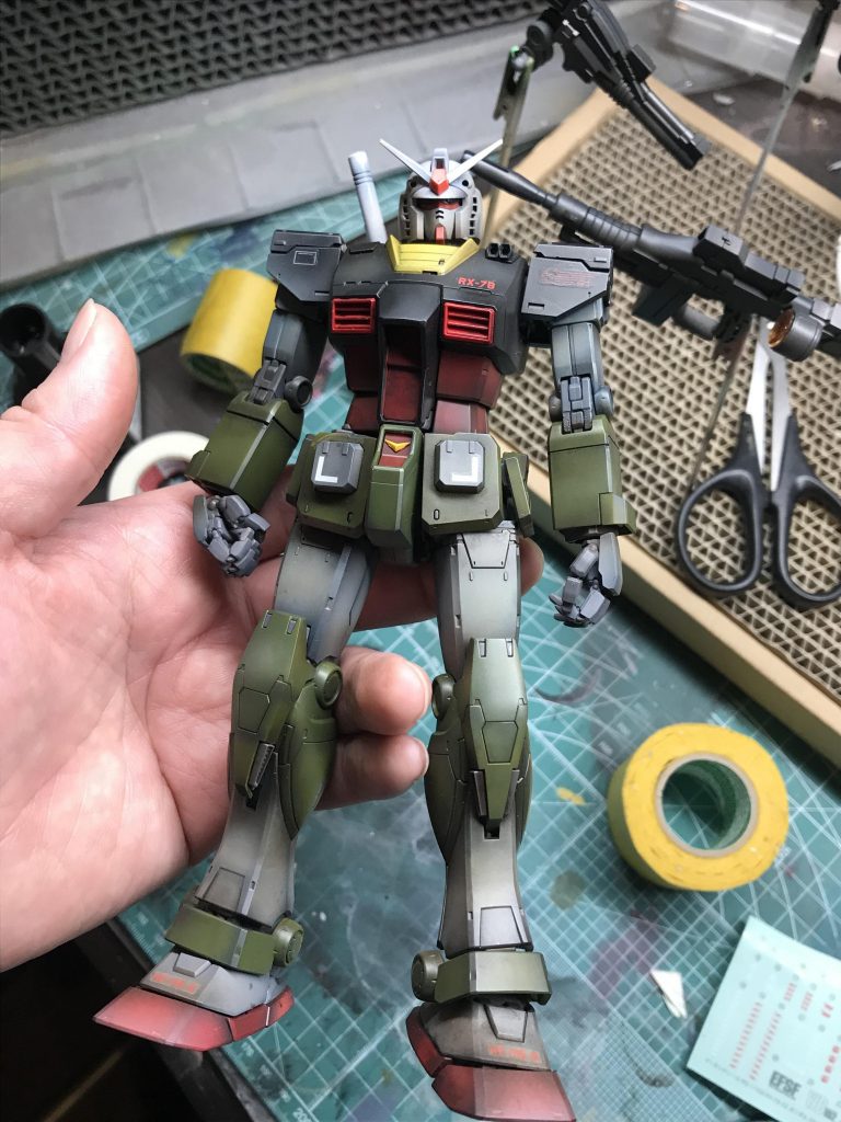 デカールを貼り、クリアーブラック、クリアーブラウン、クリアーブルーで少しずつ陰影を付けてました。