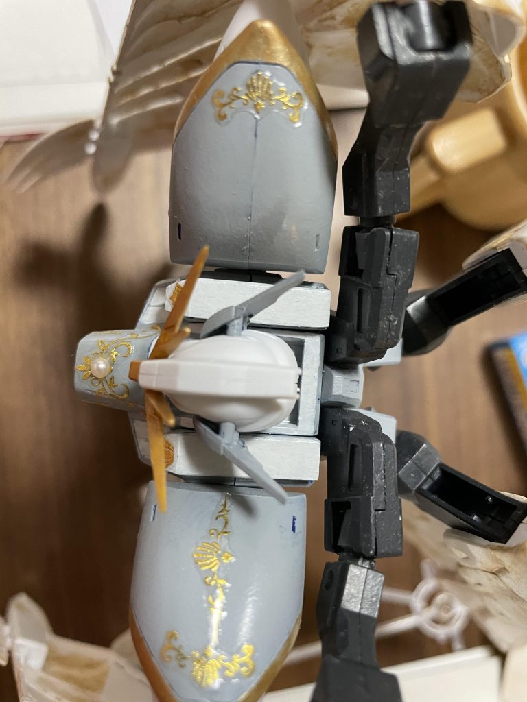 肩アーマーの合わせ目はシールでごまかしました(⌒-⌒; )