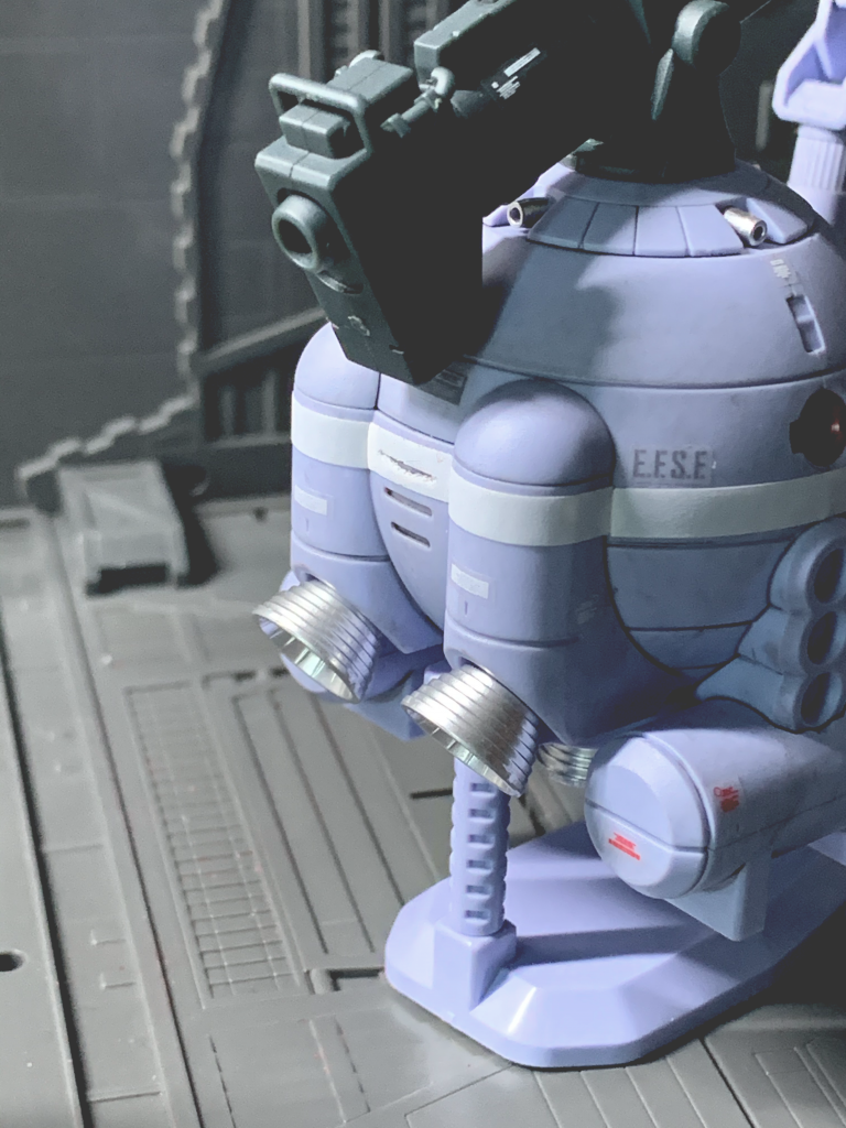 アクセントとしてバーニアノズルをシルバーで塗装しています。機体下部のノズルも同様です。