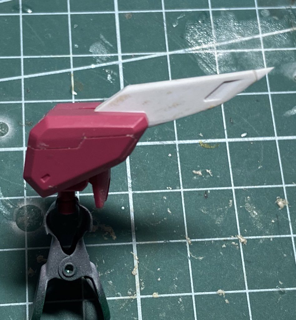 肩アーマー先端も尖らせました。