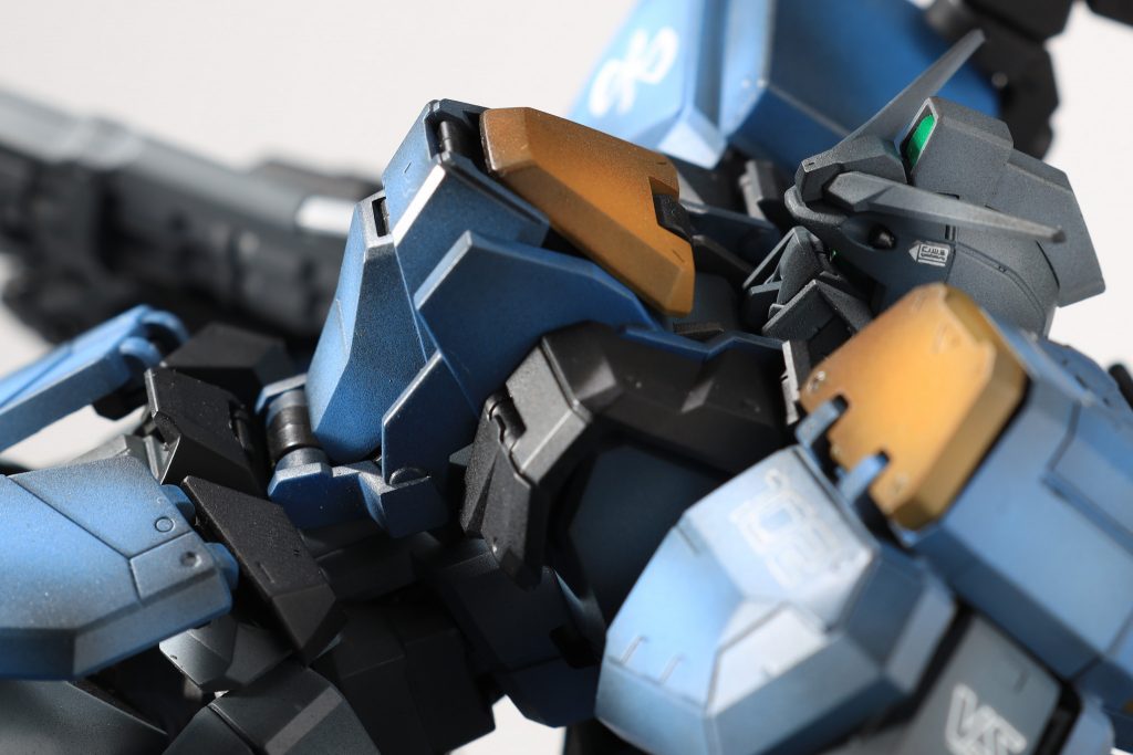 本当は水転写デカールを使いたかったのですが手に入らなかったので付属のシール類を使いました。だいぶ劣化していてガンダムデカールはボロボロな部分がありました。ですが案外ダメージした感じで違和感は個人的に感じていません。