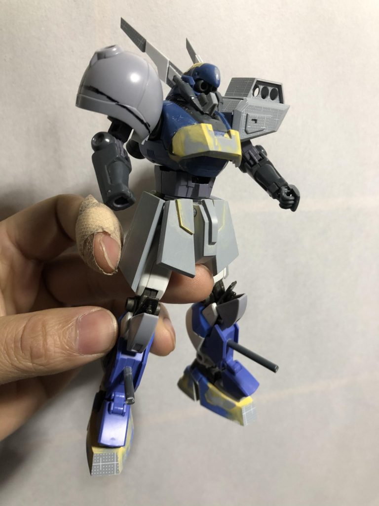 右肩はRギャギャ。左肩はプラ板からスクラッチ。ウエストはディジェ。フロントアーマー、サイドアーマー、リアアーマーは結局プラ板からスクラッチ。モモはハイニューのまま。脚はメガ式の腕を利用。足はハイニューを加工。両腕はRギャギャを使用してます。