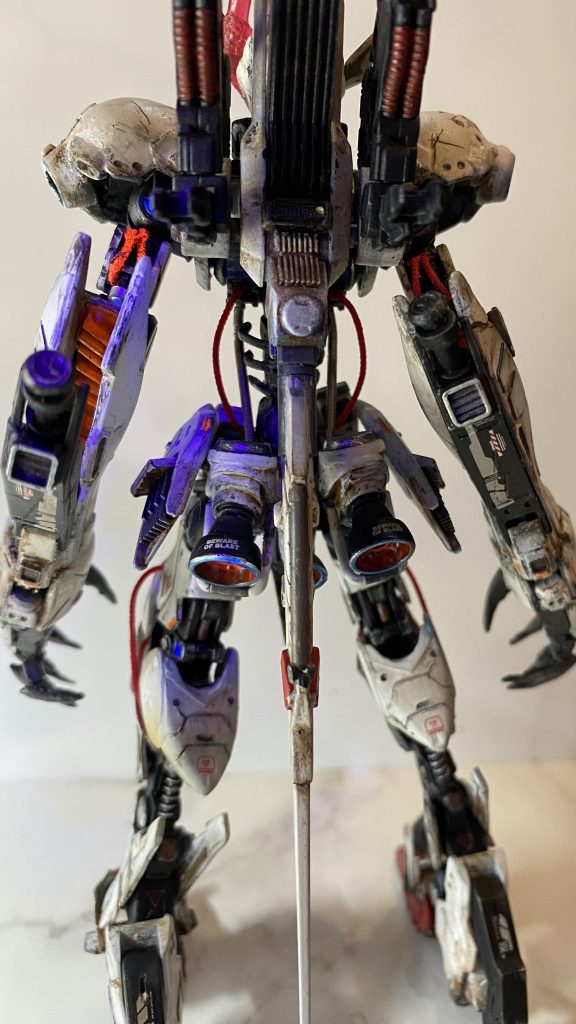 背部は本能的な動きをサポートする為にバーニアを各所に追加、カカトはバスケットシューズのエアーのように衝撃緩衝機としての機能にしました。とにかく理想の駆動を想定。テイルブレード位置もしっぽ付近の方が操作のイメージに繋がりやすいかと想像しバックパック下部への設置に変更。