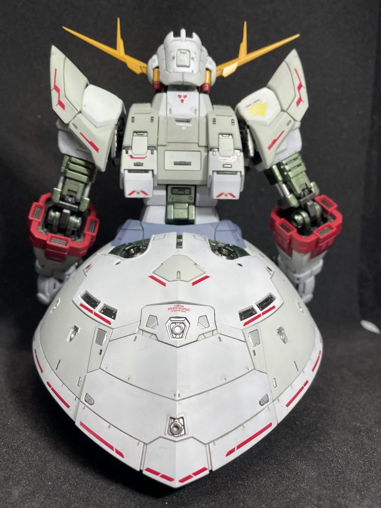 全体のホワイトカラーも4色に塗り分けています😀