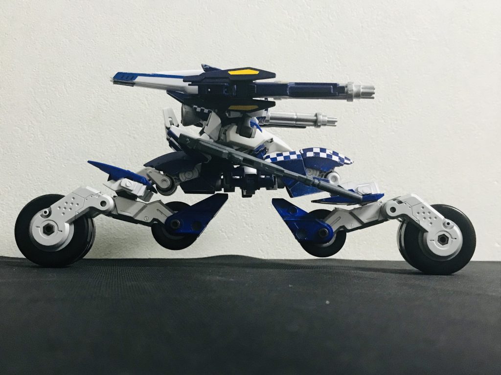 ・横から綺麗じゃないですかこのフォルム…惚れ惚れしますよね…?脚部パーツの強化により以前よりもよりスピーディー且つパワフルに戦場を駆け抜ける。前回と比べると約2.5倍のスピード増加に成功した。