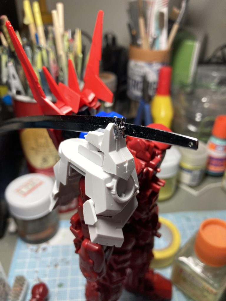 肩アーマーはハイレゾレッドフレームの基部に戦国アストレイの物を接続して、隙間をディテールアップパーツのダクトで埋めました。