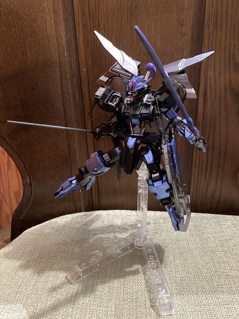 刹-李米黒-の肩周りの可動に関してはローブバスターライフルを後ろに回転させることによって可動域を確保。状況によってはローブバスターライフルをパージ可。