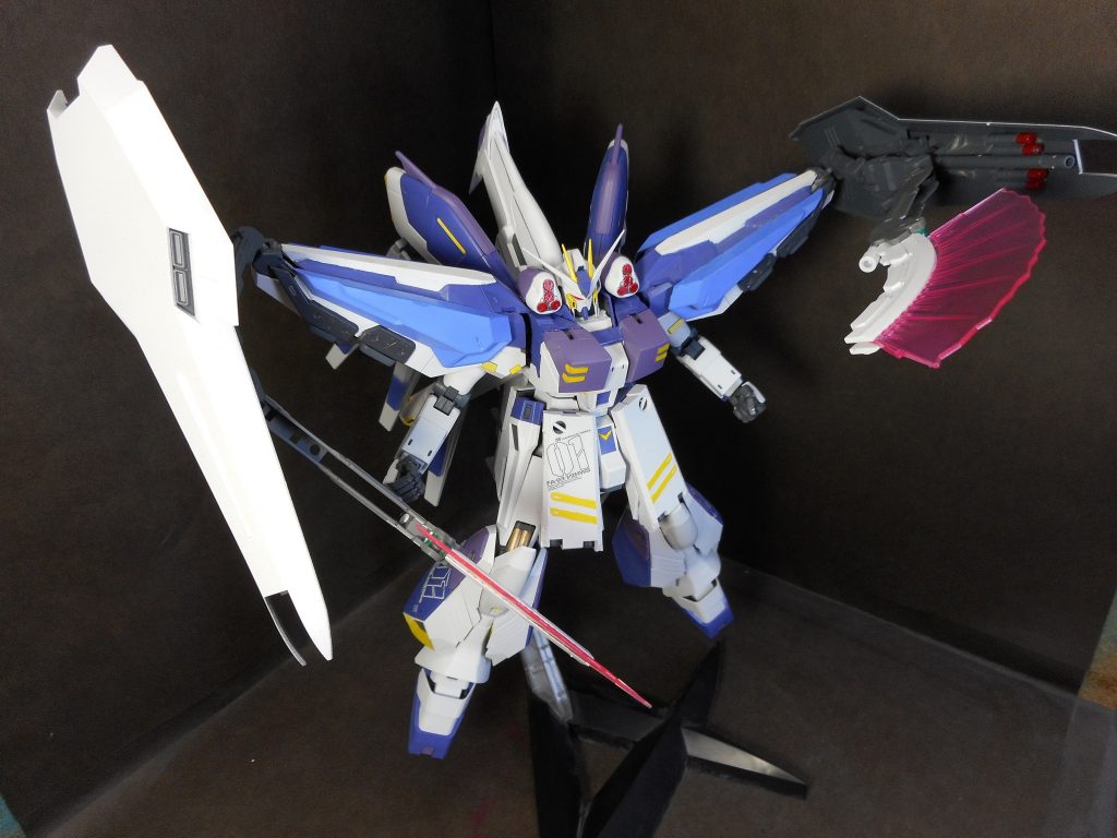 シールド裏にも隠しアーム装備ソード　アックスを切り替えで展開可能