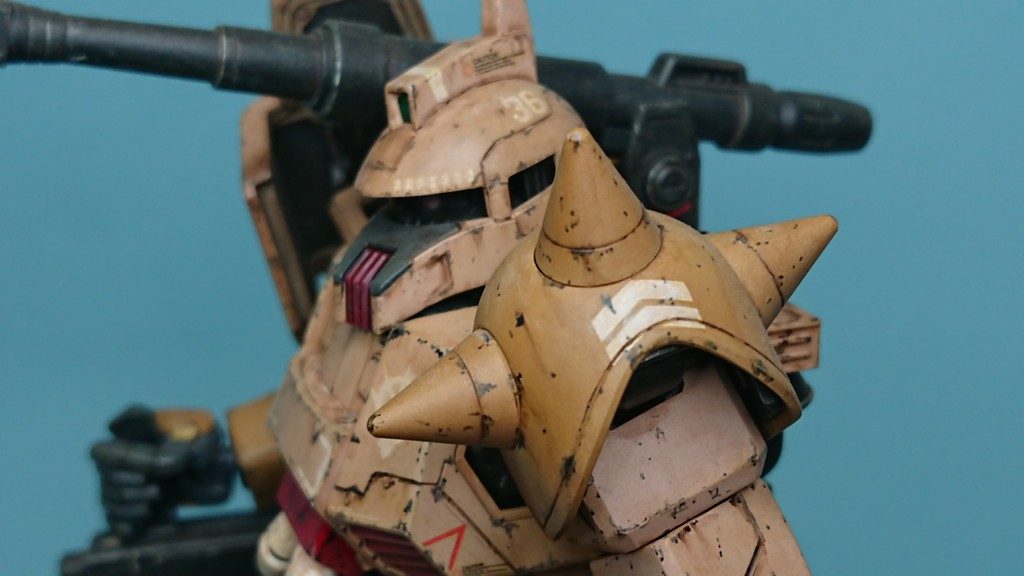 右肩のショルダーガードは、とげをリューターにつけて真円を出しています。よく、このとげをとがらせている作品を見るのですが、ここはあえて、尖らせずに丸めています。そのほうがリアリティがあると思います。