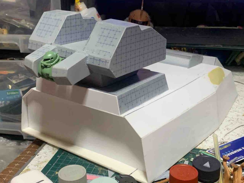 本体部分の制作過程です。底面にはタミヤの3ミリ厚のプラボードを使っています。本体部分も上半身同様に内部にフレームを入れています。