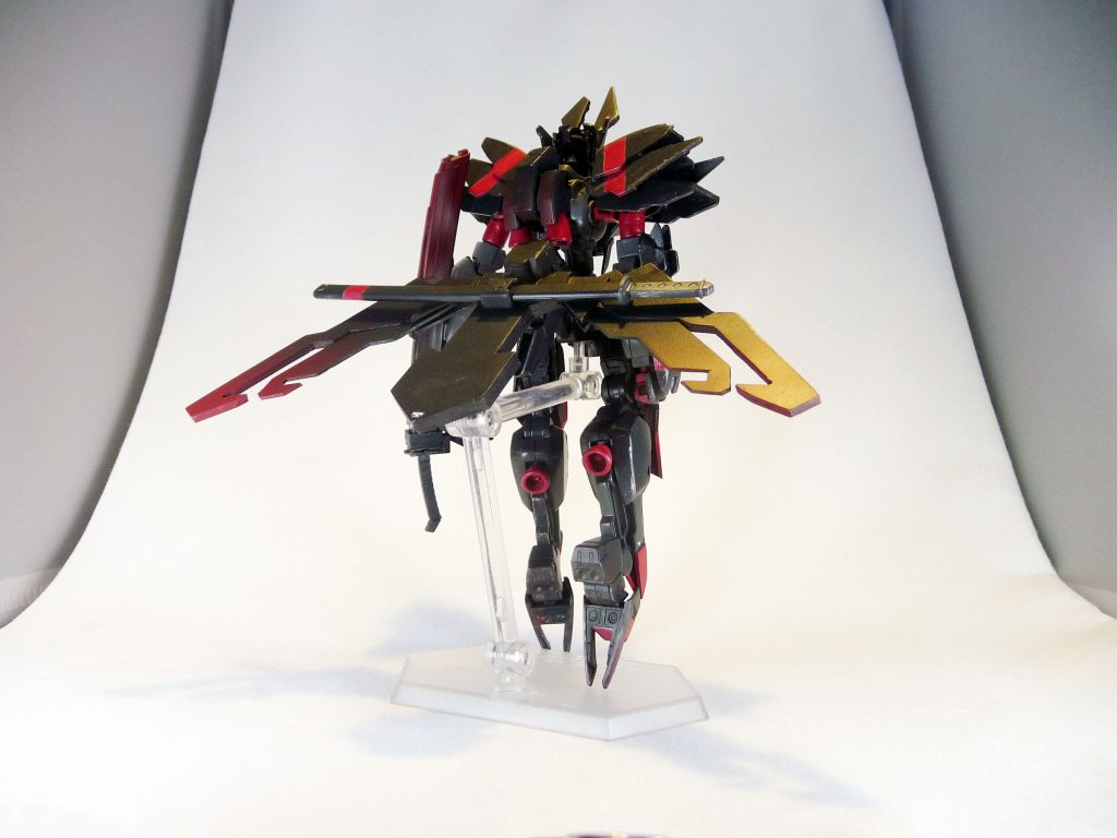 背面にはフライトユニットが装備されており、刀を1~2本まで装備できる