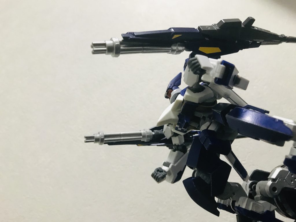 ・ガトリングガンシールドバインダーに新たに増設された実弾の射撃武装。初代チェッカーフラッグに装備されていたガトリングより銃身が長く、命中精度が向上している。シールドバインダーを回転させる事によりビームライフルと切り替えて使用。威力はやや低いが、連射力は武装の中で1番高く、牽制にも使われる。