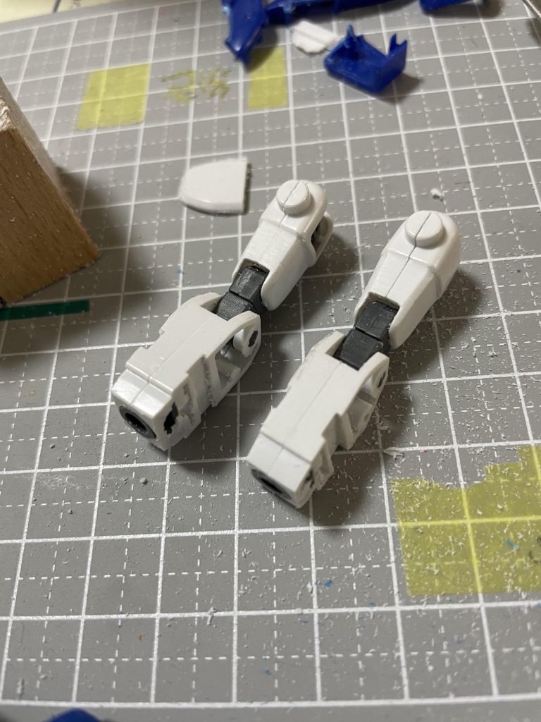 次に腕の両側をカット。