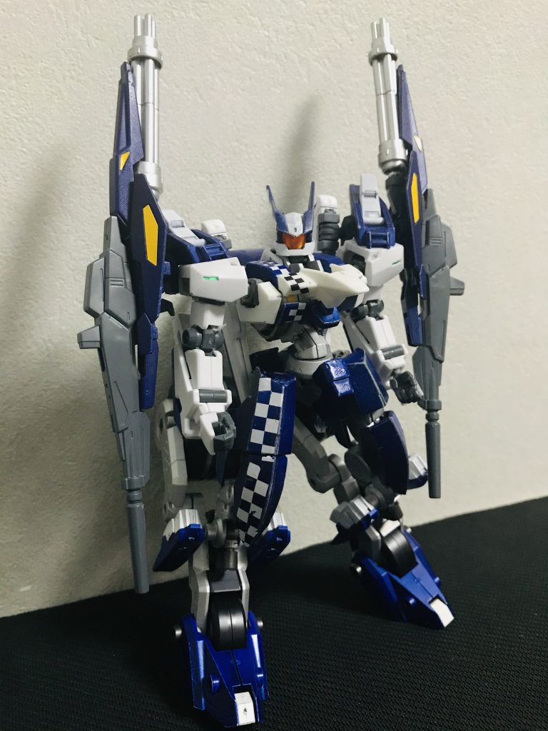 「チェッカーフラッグ・GT、栄光の旗を掴みに行くぜ!」【チェッカーフラッグ・GT(グローリーターボ)】チェッカーフラッグ・T(ターボ)を更に改良した機体。前回の火力増強により上半身のシルエットが変化したが、今回はこの機体のメインであるスピードを更に上げた脚部パーツの増設によるカスタマイズがポイント。