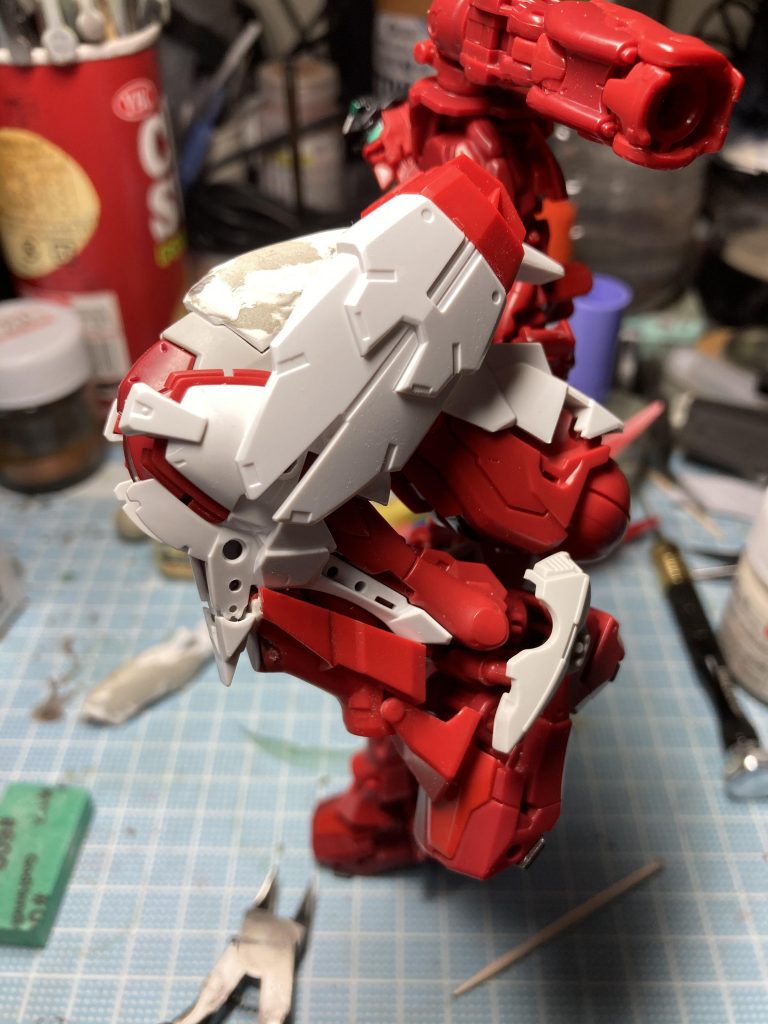 ハイレゾレッドフレームのアンクルガードは前部を切断し、踝部分だけを残してます。