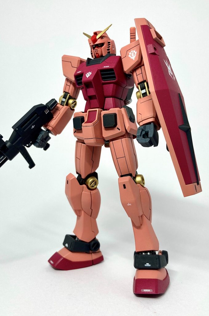 フロンビューフンドシのVマークはオミットしましたが、シールドの連邦十字はそのまま。関節部をゴールドにした勢いでアンテナもゴールドにしたらなんだかユニコーン感が出たようなそうでもないような。まあカッコいいのでヨシ!!