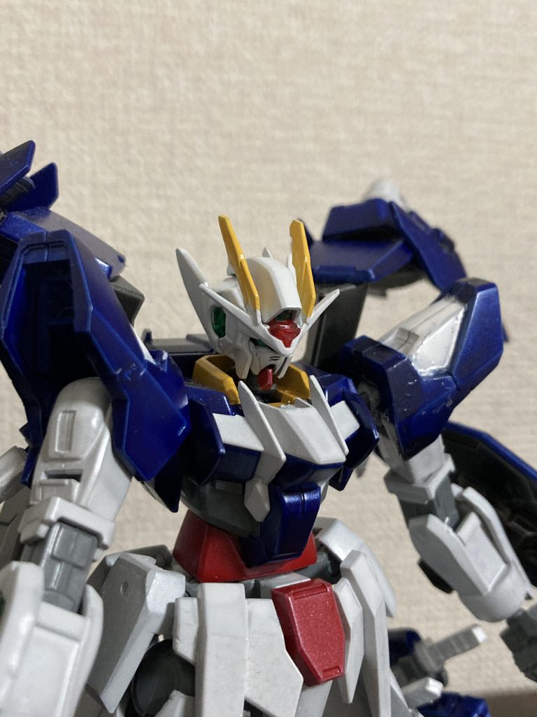 顔はダブルオーダイバーのものだけど、ダブルオー風に塗装カラーはエクシアやダブルオーより少し濃くしたいな〜と思いレーシングブルーで