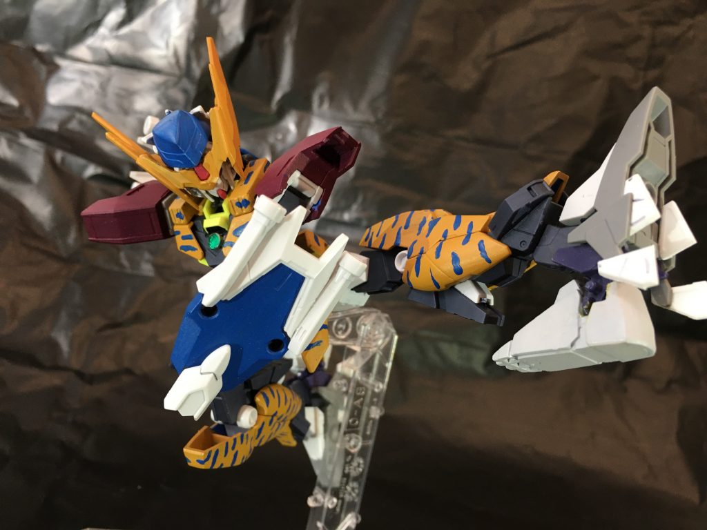 ■ケヴィンアーマー接近戦に特化したアーマー。手数と一撃の重さによりタイマンでは無類の強さを誇る。夜間での戦闘時には夜戦モードに変形し攻撃力は更に上昇する。