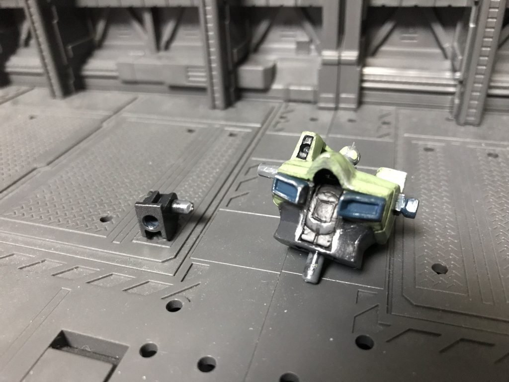 因みにサムネのアレですが専用の胴体パーツと右股関節に取り付けるスペーサーによって再現してます