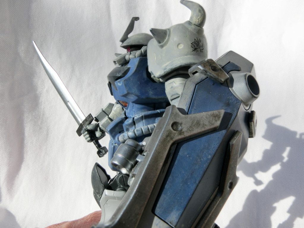 肩にヴァイスローゼのシンボル。あまり目立たなかったですね。