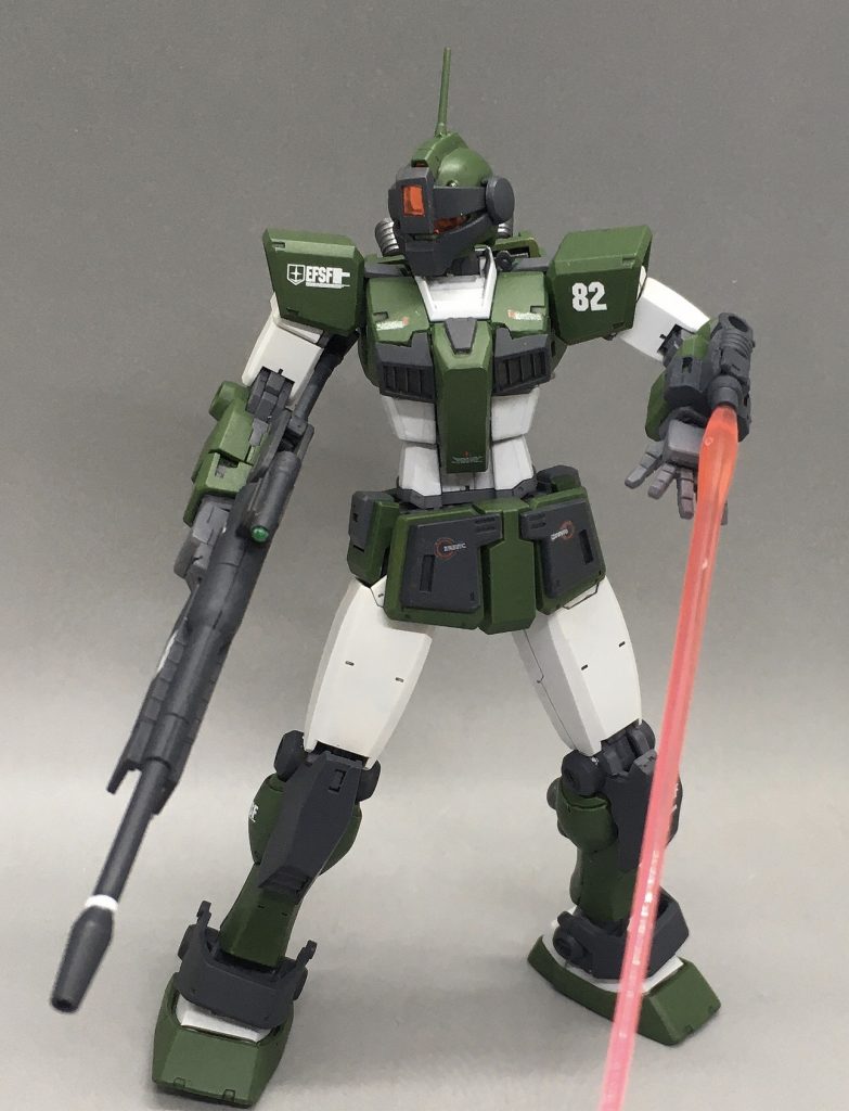 固定式ビームサーベルは左腕に。右手で狙撃、左手で近寄る敵を切り払う。