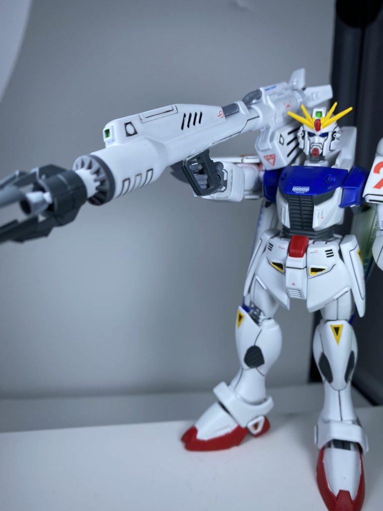 フェイスオープン時の顔とビームランチャーです。いつもは武器はあまり作り込まないのですが今回は頑張って合わせ目消しをしました！(消しきれてないですけど…笑)