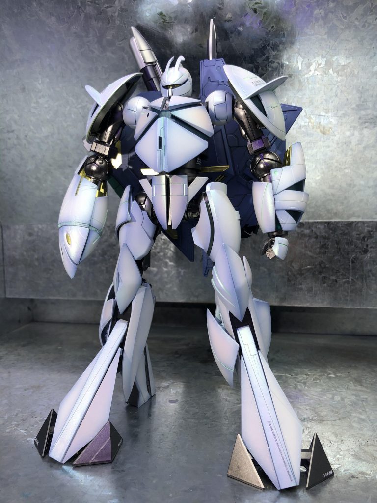 照明を当てたままブラックライトを点灯すると、装甲が青く発光して色が変わったように見えます!