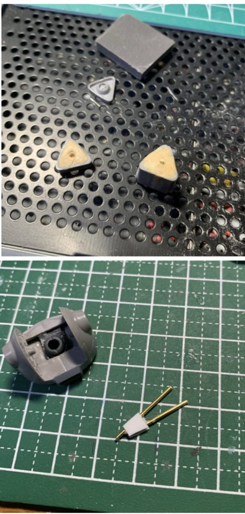 頭部制作の様子(写真上)頭部はパテを詰め、中央に穴を開けて真鍮線を軸にしてカメラが回転するように加工しました。(写真下)アンテナも写真のような形に変更しました。(本当はフリッパーのアンテナを加工していたのですが途中で折れてしまったので真鍮線とプラ板で作り直しました。)