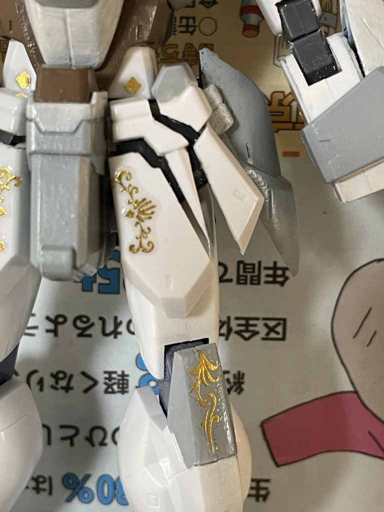 最後にネイルシールでエングレービング処理を施します。余白をカットしたらもっと見栄えが良かったのでしょうが、時間が足りずそのまま貼りました。