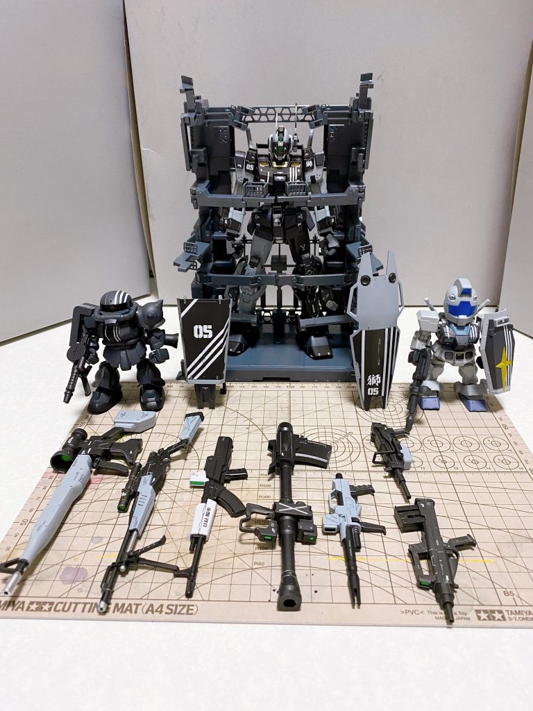 ししろんの3D配信でたくさん武器が飾ってあったので、ありったけの武器を作りました。また僚機のSSRBとしてクロスシルエットのザクとジムを簡単にですが作製。ししろんのサポート役です。