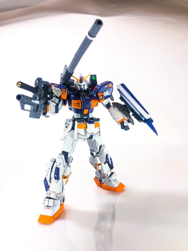 アクション時。シールドは陸戦型ガンダムなどが装備していたシールドにラージシールドを組み合わせた現地急造されたシールドであり、ホワイトディンゴ隊のジムスナイパーⅡが装備している物と同一である。