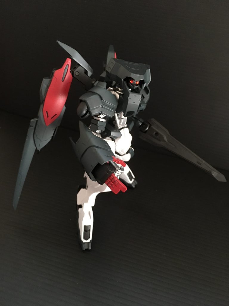 武装：単分子大剣フラガラッハ→高熱素粒子剣ブリューナクデストロイナックル