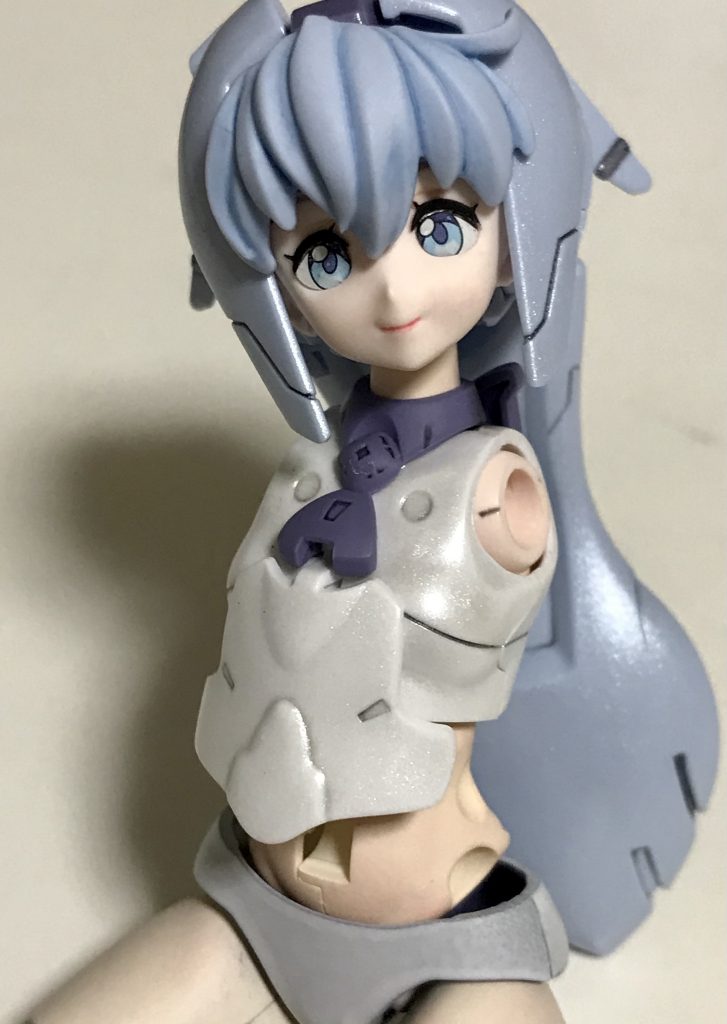 顔は…まつ毛は塗装で、眼のシールはまつ毛部分をカットして貼りました。唇と頬に少しリアルタッチマーカーのピンクを塗り、仕上げはツヤ消しトップコートです。髪は… 前髪はリアルタッチマーカーのブルーでウォッシングしてツヤ消しです。横や後ろのメカニカルな部分はホワイトパールを吹いてから半ツヤコートです。胸〜背中はホワイトパールを吹いてから半ツヤコートです。エリ、ネクタイ状の部分、首の後ろのリボンはツヤ消しです。