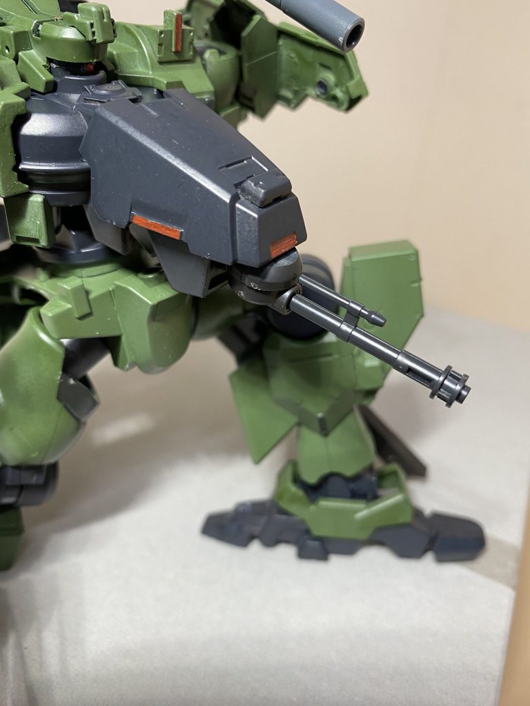 胸部は30MMアルスノヴァの太腿を接着、アルスノヴァの関節パーツにティエレンの滑空砲の砲身を差し込む事で左右180度、上下10〜20度程の可動を可能にしています。武装を持たせる兼ね合いでハンドパーツもアルスノヴァから借用、関節も硬めに調整したので、余程特殊な形状でなければ多彩な武器が保持可能です。背中もボールジョイントを起点に3ミリ軸を三つ作ってありますので、元ネタである○ーマード・コア的なミッション内容による武装の換装が可能です。