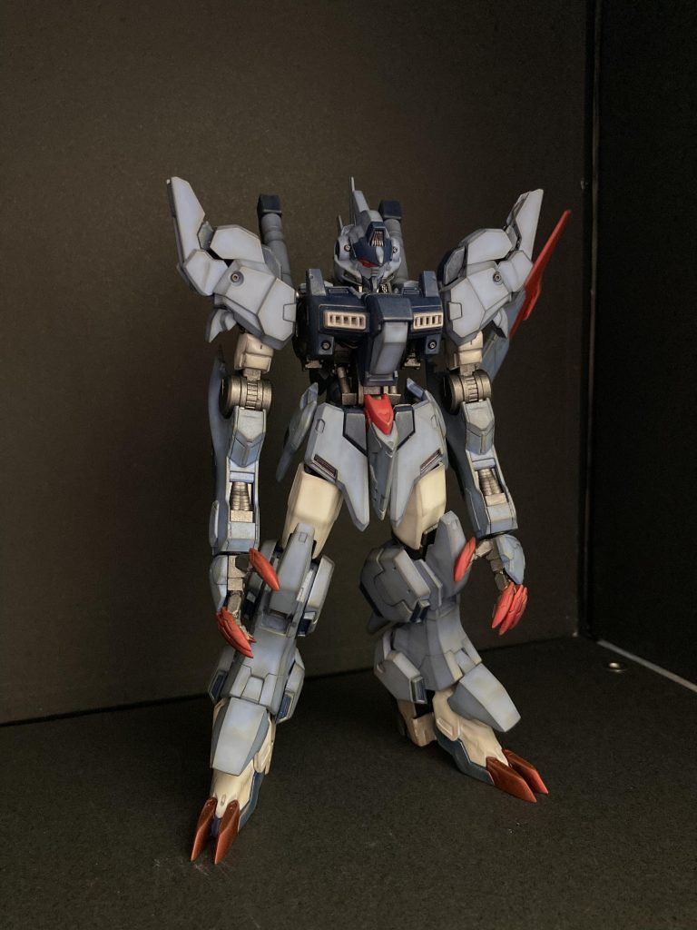 ガンダムフレーム化が目的でしたので機体設定は特になかったのですが、方向性を決めるために製作しながら考えたものが、「狼の王が死の騎士の鎧を纏った姿」か「死の騎士が狼の王の力を身に纏った姿」(同じ‥)という、バーサーカーやベルセルクのイメージで近接格闘に特化した機体を目指しました。特徴的なバインダーやインコム、ナックルバスター、シールドは廃してます。