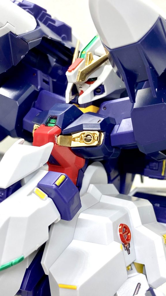 アンテナと胸部ディテールのみガンダムカラーEXレッドゴールドで塗装してあります。ペン塗りとは思えない程の発色で、正直驚いています。それとハイゼンスレイⅡに限らず、TR計画機ってガンダム顔によくある赤い隈取り(?)が無いんですが、今回思い切って塗ってみました。ティターンズカラー版のMk-Ⅴ的なマスクだと似合わないと思いますが、よくあるガンダム顔に寄ってだいぶ印象が変わったと思います。えっちですね。胴体にせよアンテナにせよ塗りやらゲート処理やらが雑なのは全力で見逃してください(((