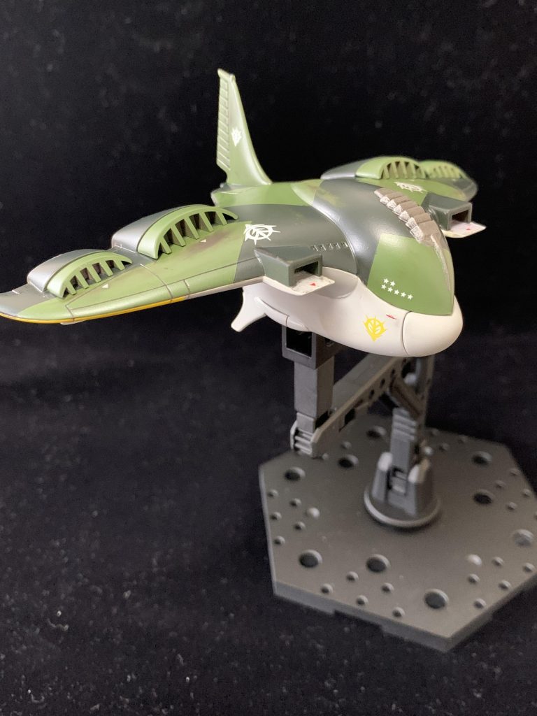 放送当時から「ジャブロー上空を飛ぶならこんな色がいいのでは？」と思っていたグリーン系の迷彩色で上面を塗装。使ったのは濃いグリーン：クレオス ブラックグリーン薄いグリーン：クレオス ライトグリーンハッチ・バーニア：クレオス 焼鉄色です。