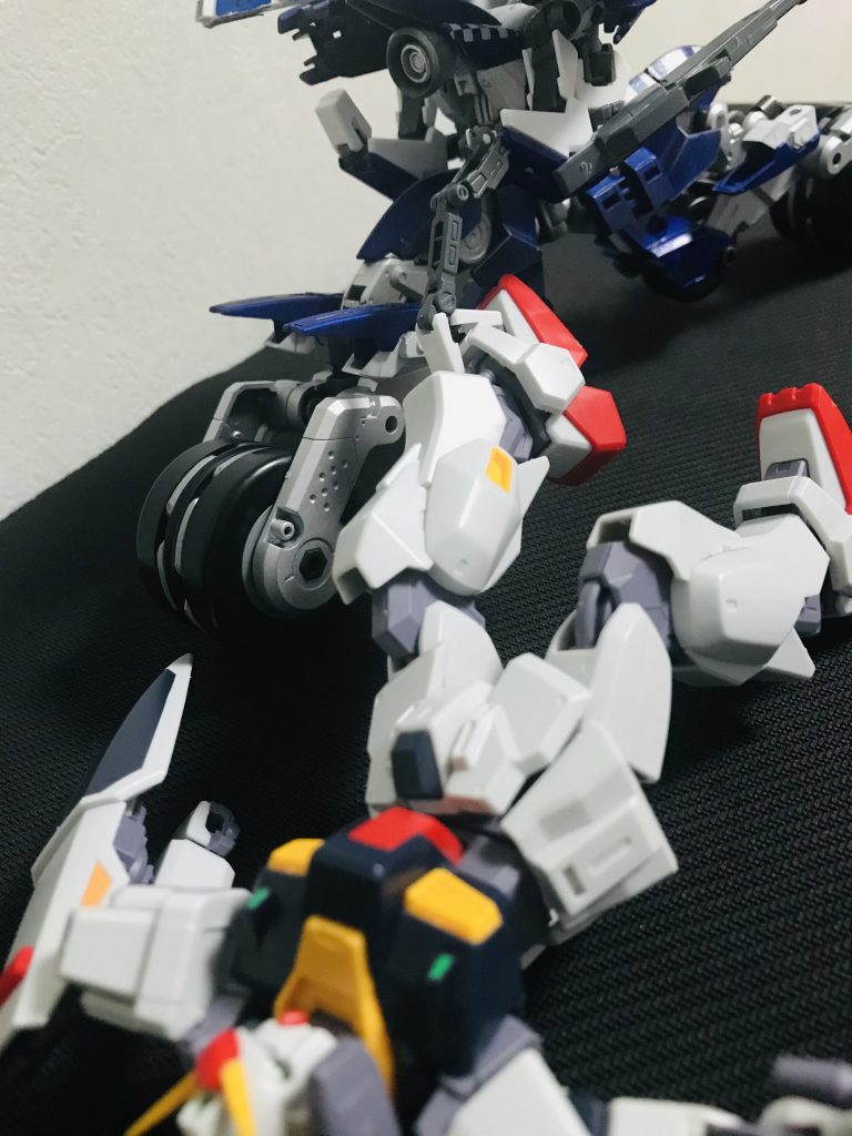 ・バイクモード時のサブアームサブアームを展開する事でバイクモードで敵機を引き摺り回す。サブアームで敵機を掴み、引き摺り回しながら回転して吹き飛ばし、出力を調節して作ったビームダガーを投擲して怯ませてから必殺技のフルバーストで破壊する。