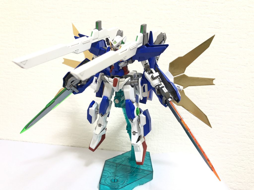 大小合計8門のビーム砲にGNミサイル互換のスマートボムを備えており、更に合体中のGNツインサテライトキャノンは本体肩部のスコープと連動することで本来の長大な有効射程を発揮する。デュナメス、ヴァーチェに匹敵する砲狙撃戦/射撃戦性能の獲得をも狙っており、言わば「一人ソレスタルビーイング」を目指した機体である。