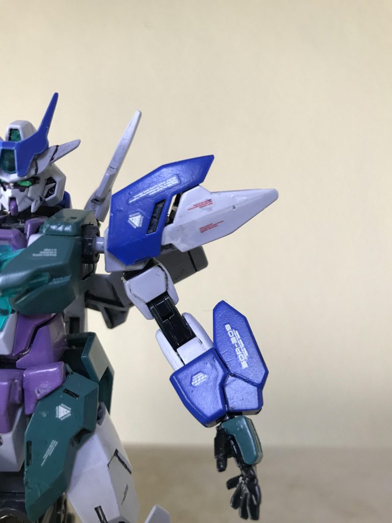 HG アースリーガンダムの 余剰パーツ アンテナパーツ・肩パーツ・腕パーツを 使用しました。