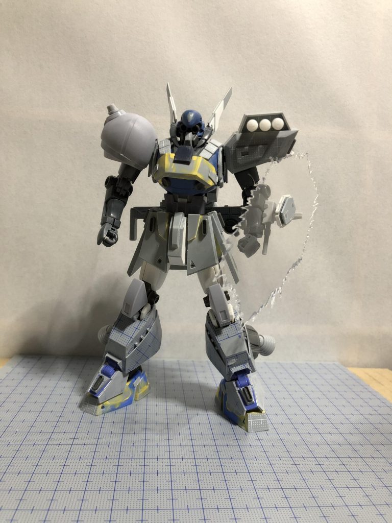 脚の輪郭はパテで整形し、その上からプラ板を貼りました。