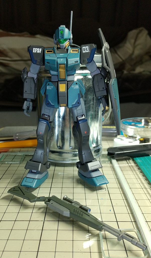 最初の写真よりこちらの方が実物の色味に近いです。メインカラーの調色がなかなかキマらず、結局投げやり的にこれに落ち着いたけど、割合は最早わからず。何とも言えない変な色に・・珍しく水性アクリルを使ってみました。【カラーレシピ】<ボディ>・緑濃/ロイヤルブルー(タミヤX3):ライトグリーン(タミヤX15):フラットホワイト(タミヤXF2)=?:?:?・グレー淡/ニュートラルグレー(タミヤXF53)・グレー濃/ニュートラルグレー(タミヤXF53):ブラック(タミヤX1):クリヤー(タミヤX22)=4:1:1・アーマー端部/ロイヤルブルー(タミヤX3)+ブラック(タミヤX1)1滴・各ダクト部・コクピットハッチ他/デザートイエロー(タミヤXF59)・各バーニア部/(ガンダムマーカーEXシャインシルバー)・クリヤーレッド(タミヤエナメルX27)<ライフル>・ライトグリーン(タミヤX15):ブラック(タミヤX1)=3:1・メタリックグレイ(タミヤエナメルXF56)<仕上げ>・ウォッシング(ガンダムマーカーリアルタッチグレー3)・スミ入れ/スミ入れ塗料ブラック(タミヤ)・(クレオス)トップコートつや消し