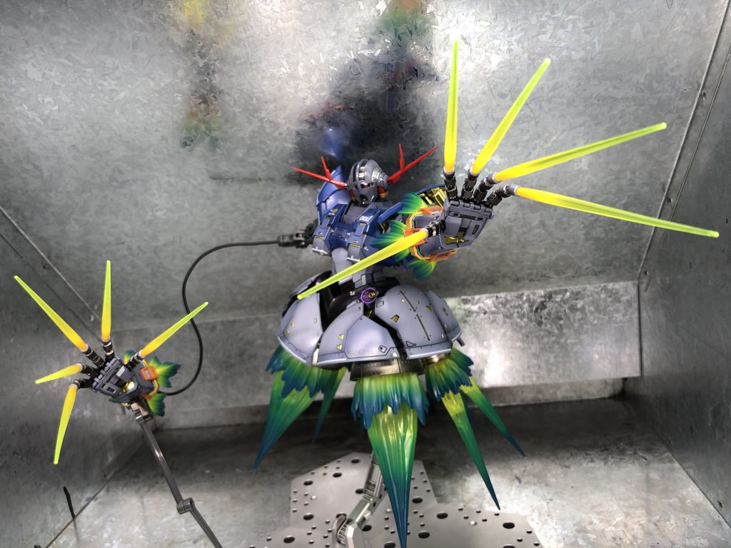 エフェクトパーツはグラデーション塗装の上から蛍光イエローで塗りました