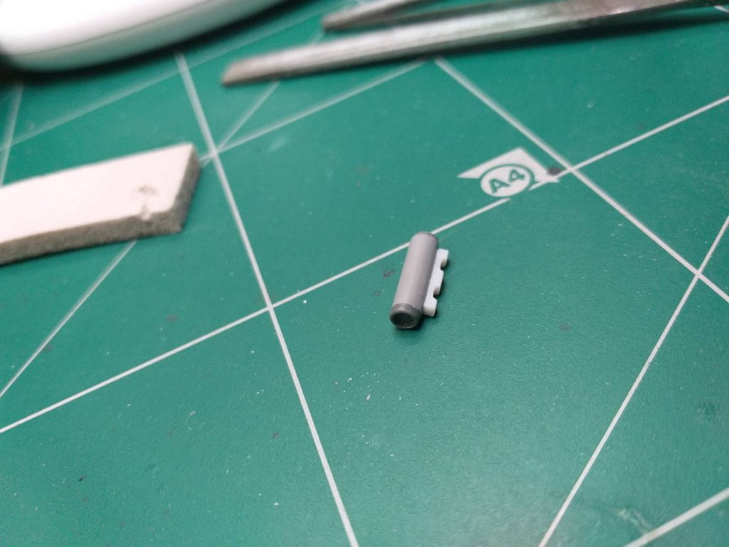 バズーカの砲口横に取り付けられた装置（調べたところによるとスモークディスチャージャー）です。本体は何かの廃材、本体前後はコトブキヤのパーツ、接続部はプラ板です。バランスとしては、もう少し太く、本体にピッタリくっつくような感じなのですが、なんかしっくりこなくて、個人の好みでこの形に落ち着きました。