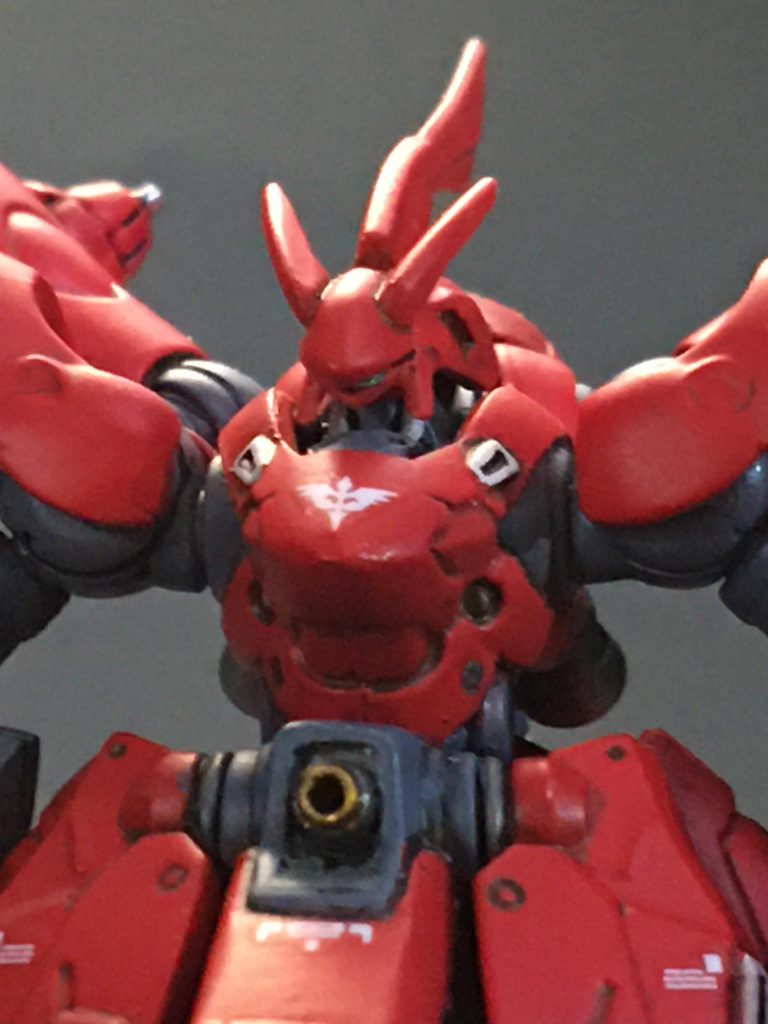 顔も小さくモノアイは目立ちませんが一応メタグリーンのホイルシールを貼り付け角度によってはキラリと光ります。アンテナも少し削り込んで鋭くしてあります。