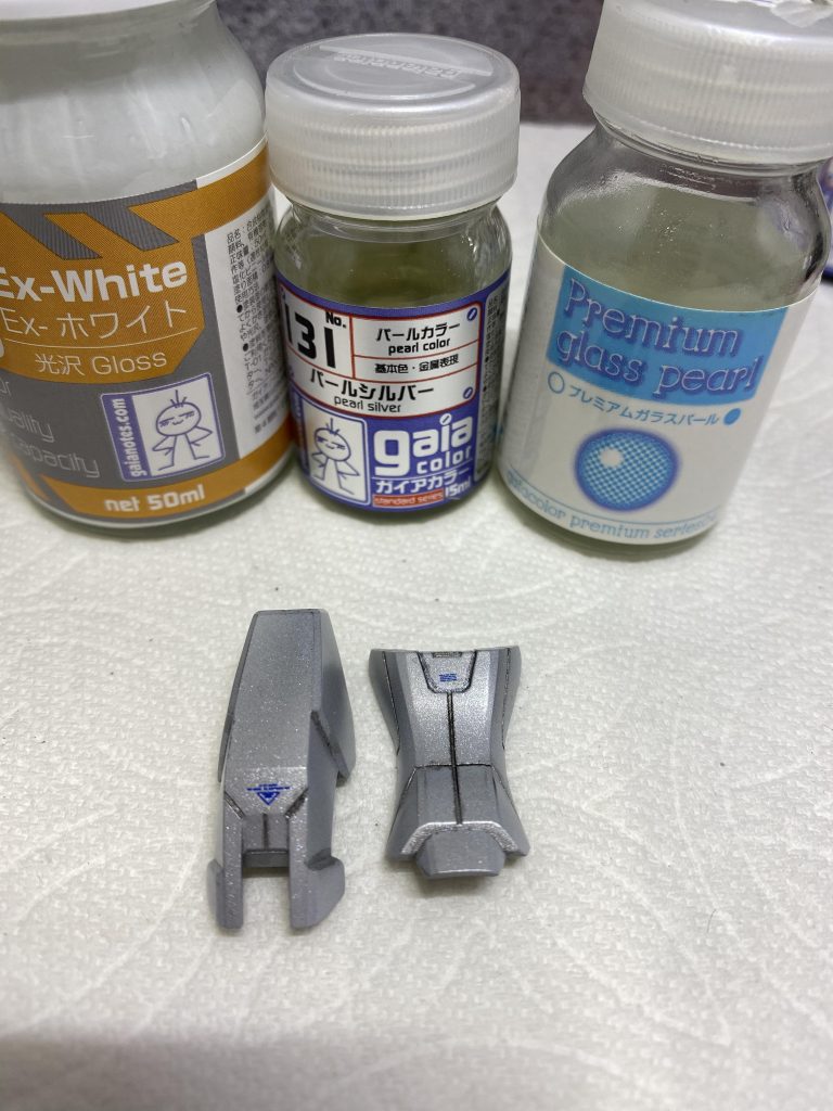 白はホワイトにクリヤーを混ぜて一度塗り、二度目はパールシルバー、最後にガラスパール。