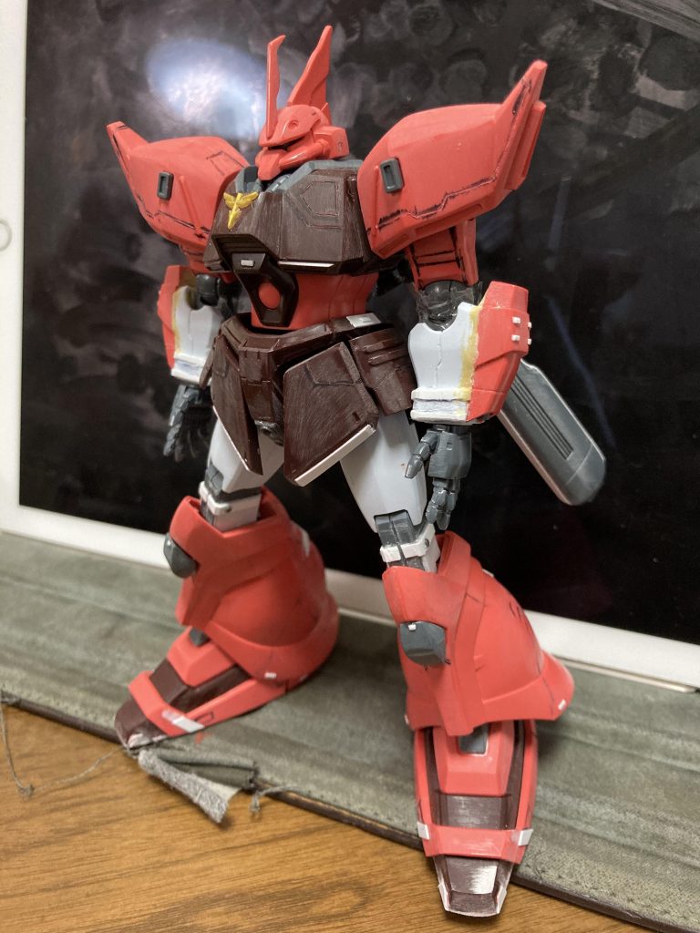 前腕、太ももをHGUCギャンから移植、筋彫り、チップ貼りをして角ばったシルエットになる様に調整しました。