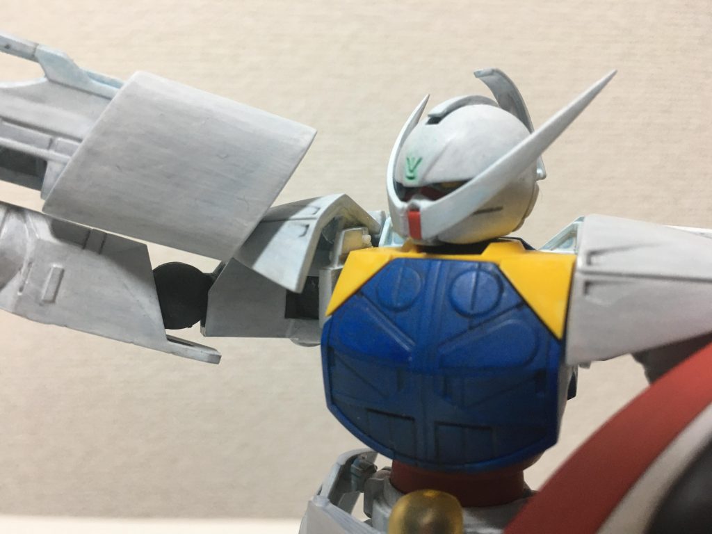 頑張って作った肩アーマーの可動部です。1mmのプラ棒を軸にしています。また、定位置に戻るようにネオジム磁石を仕込んであります。お陰で腕を下げるとパチッと肩アーマーが戻ります。