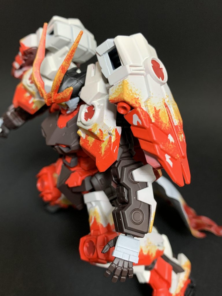 全身に炎の模様をマスキングで入れ込みました。赤で炎の模様を入れた上から、スポンジチッピングの要領で黄色をポンポンとのせ、燃え盛る感じを出したつもりです。